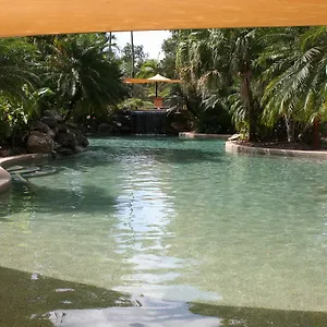 cairns-golf-course-apartment.cairnshotels4all.com/
